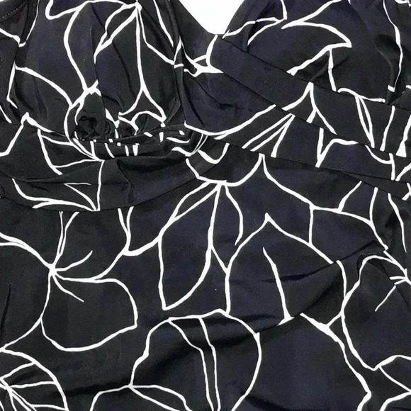 Trimshaper Floral Design Swim Top Size 6 ((A)) - Picture 3 of 8